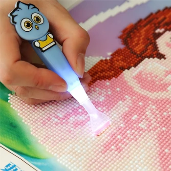 Nový Roztomilý Diamond Maľovanie Vŕtať Pero s LED Svetlom Cross Stitch Výšivky Maliarske Nástroje Súpravy Pero Lepidlo Plastový Zásobník Nastavenie