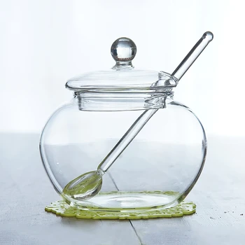 Kuchyňa s vekom a lyžice sklenené fľaše transparentné čaj jar, biely cukor, med jar mlieko fľaša korenie fľaša LB51910