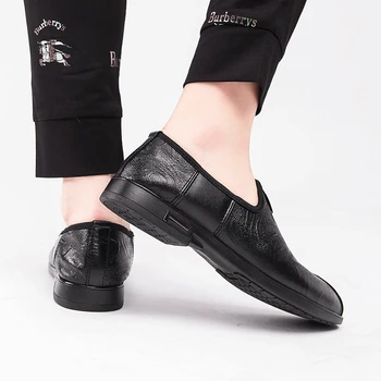 Masculino jar mužskej módy priedušná topánka zapatillas pre nové mužov hot sapato lete kožené sapatos hombre príčinné topánky predaj