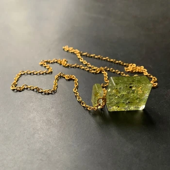 Prírodné Olivine Kamene Orgone Prívesok Energie Náhrdelník Peridot Crystal Čipy Živice Orgonite Náhrdelník Fľaša Ornament v Tvare 1pc