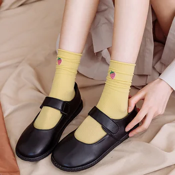 Skladaný ponožky dámy sladké in trend divoké leto tenké časti stočený biela roztomilý výšivky jahoda trubice ponožky Japonskom štýle